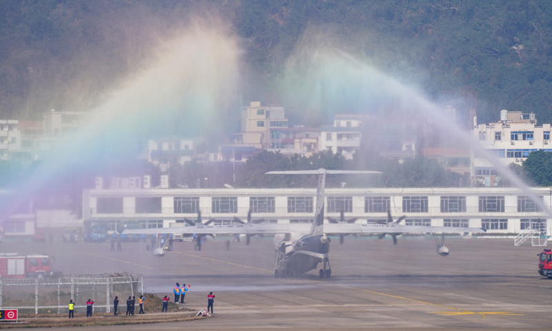 12月24日，“鲲龙”AG600在珠海首飞成功，顺利降落后穿越彩虹水门。（新华社记者 刘大伟 摄）