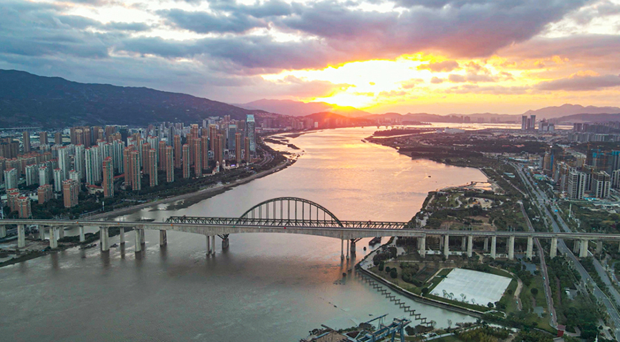 铁四院总体设计负责人徐科说，在这里建桥是“石头种树，浪里搭台”。但建设者们依靠众多桥梁新技术、新结构、新工艺、新设备，累计投入124万吨钢、294万立方米水泥，终于通过这个“魔鬼海域、建桥禁区”，建成了这座跨海大桥。图为夕阳下的福平铁路。