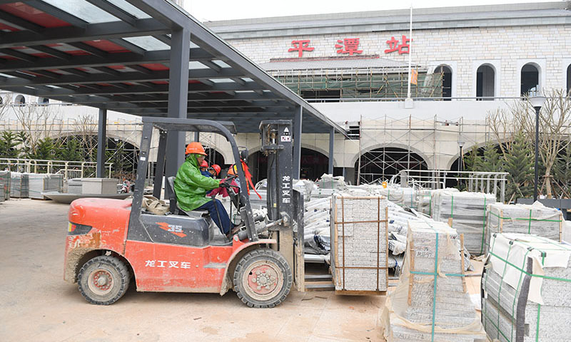 图为12月7日，中铁一局工人在福平铁路平潭一体化综合交通枢纽运送地面石材。（新华社记者 宋为伟 摄）