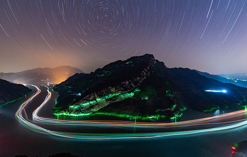 图为11月13日晚，船舶行驶在长江三峡西陵峡水域（长时间曝光拍摄）。新华社发（郑家裕 摄）