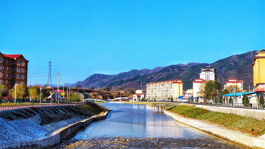 图为治理完成后的虢川河河道及沿线景观。（师华鹏 摄）