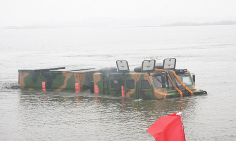 蟒式全地形车可面对风、沙、雨、雪等极其恶劣的气候条件，在没有任何道路的情况下，自由穿行于浅滩、河流、沼泽、沙漠、山地和雪地，具有极强的环境适应能力及通过性能，是当今世界上性能优异的越野车辆。