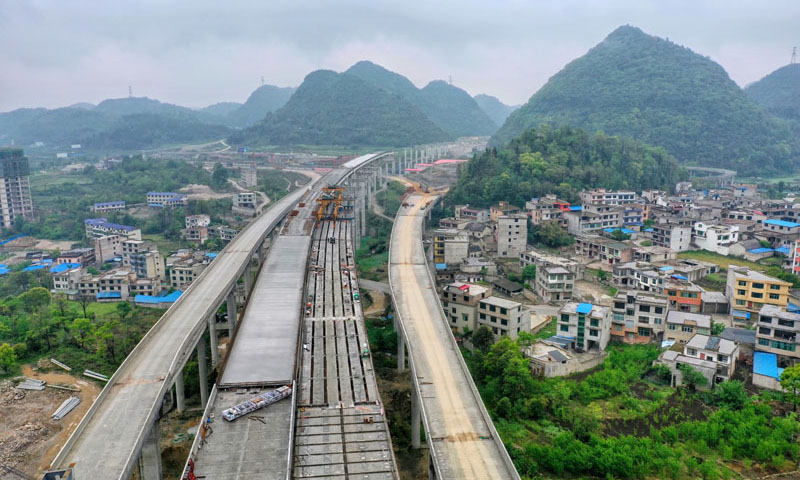 图为4月8日拍摄的建设中的都安高速岩坡哨特大桥。（新华社记者 刘续 摄）