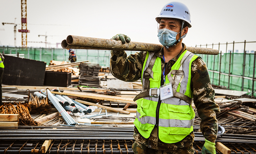 图为2月25日，中铁十二局雄安站一标项目部工人正在进行脚手架搭建准备工作。（任双欢 摄）