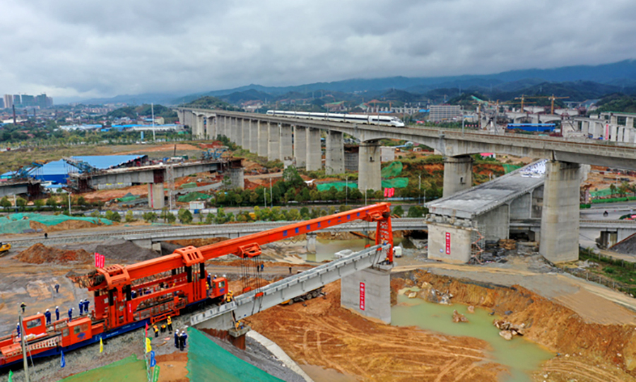 11月18日，由中国铁建所属中铁二十五局承建的渝怀铁路增建二线终点段（湖南段）进入铺轨架梁阶段，进一步加快国家中长期铁路网规划的重要建设项目的施工建设。图为渝怀铁路增建二线湖南段架梁施工现场。（陈浩 摄）