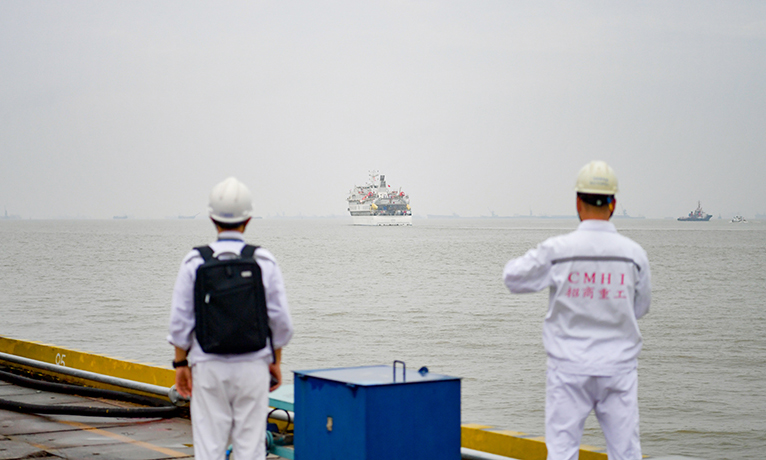 图为2019年7月10日，招商极地探险邮轮1号船（CMHI-196-1）离港试航。