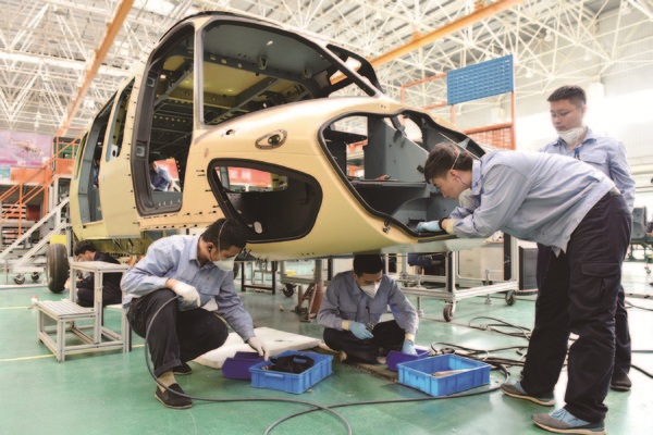 为实现首季“开门红”，航空工业哈飞在对历史数据进行统计分析的基础上，持续优化全年科研生产计划安排和各项资源配置，根据阶段性任务目标，以铆接、总装及横向需求拉动为原则，统筹各零件生产车间能力，确保各型号零件保质保量按时交付，为实现全年均衡生产目标奠定坚实基础。图为近日，工作人员在车间工作。