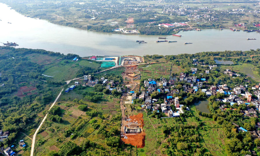 在钢管混凝土拱桥施工建造领域，广西北部湾投资集团有限公司掌握关键核心成套技术，先后承建了安徽太平湖大桥、四川合江长江一桥，相继创造了“世界第一拱”的记录。今年，钢管凝土拱桥关键技术获国家科学进步二等奖。平南三桥将成为我国拱桥发展史上的又一里程碑。图为施工现场全景图。（黄焕亮 摄）