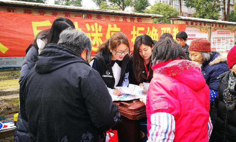 3月5日是全国第55个学雷锋纪念日，也是第19个中国青年志愿者服务日。连日来，中国航发各直属单位和航发青年志愿者开展义务劳动、送温暖等志愿服务活动，以实际行动传承雷锋精神。图为中国航发商发学雷锋志愿服务队走进社区开展垃圾分类主题宣讲，给居民普及垃圾分类知识，为共建美丽中国作出贡献。