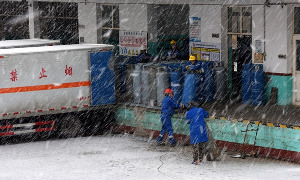 新春伊始，北方喜迎瑞雪。中国海油员工在雪中展开一幅“春耕图”。2月14日，河北三河市大雪纷飞，市内外厂矿企业及居民用气紧张。海油发展销售服务公司下属的北京中海海油燃气有限公司三河分公司紧急启动冰雪天气应急预案，调集应急资源，在保障路面行车安全的前提下，加大配送力度，确保客户使用燃气的需求。当日，该公司向燕郊、香河等地共计配送LPG（液化石油气）10余吨。