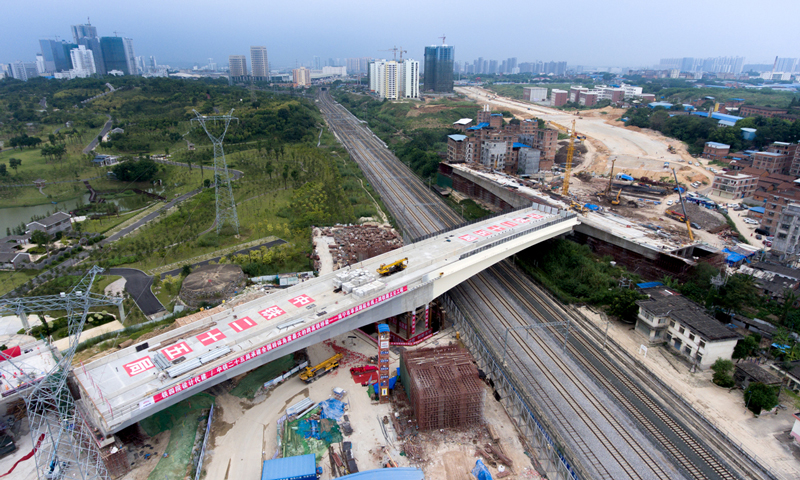 9月27日凌晨，广西南宁市亭洪路延长线上跨铁路立交工程主桥左幅成功转体，转体角度达120度，刷新了我国跨高铁桥梁转体新纪录，该桥的成功转体也为年底全线建成通车奠定了坚实的基础。南宁市亭洪路上跨铁路立交桥由中国铁建所属中铁四院设计并代建、中铁二十五局承建，位于广西南宁市江南区，跨越湘桂铁路、南昆客专及拟建的南崇城际铁路。图为主桥左幅转体后。（吴盛洋 摄）