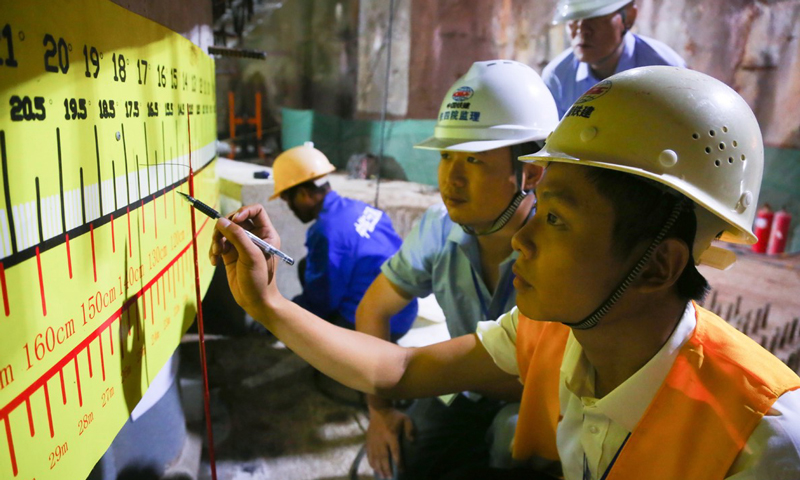 据悉，亭洪路延长线预计将于年内建成通车，届时将大幅缓解区域拥堵情况，改善江南片区交通路网状况，为广西壮族自治区成立六十周年献礼。图为技术人员监控转体角度。（邓联旭 摄）