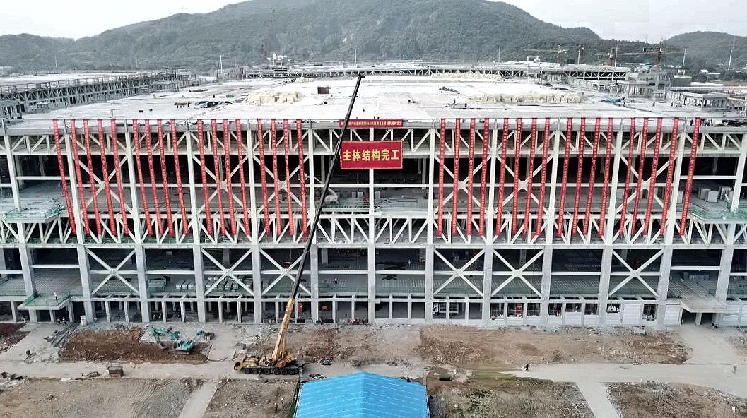 中建一局建造的“中国屏”厂房，再次填补了中建建造史的空白，见证了中国半导体行业的崛起，也为“一带一路”沿线国家的工业建筑提供了“洁净建造”中国标准。图为广州超视堺项目厂房。（国资委新闻中心 语谦摄）