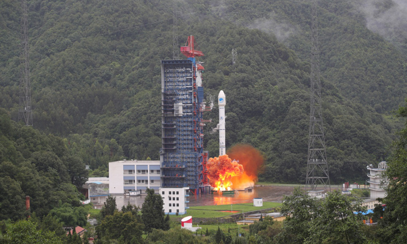 7月29日9时48分，我国在西昌卫星发射中心用长征三号乙运载火箭（及远征一号上面级），以“一箭双星”方式成功发射第33、34颗北斗导航卫星。这是北斗三号全球组网卫星的第四次发射。两颗卫星均属于中圆地球轨道卫星，是我国北斗三号系统第9、10颗组网卫星。新华社发（梁珂岩 摄）