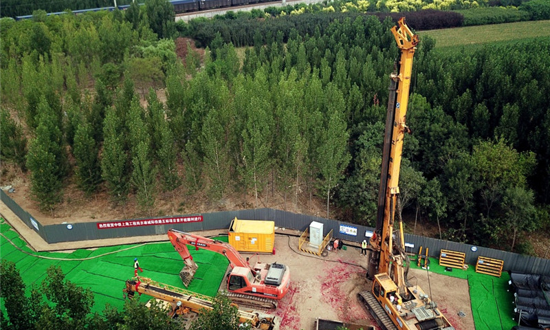 7月4日拍摄的京雄城际铁路河北霸州段施工现场。（新华社记者 王晓 摄）