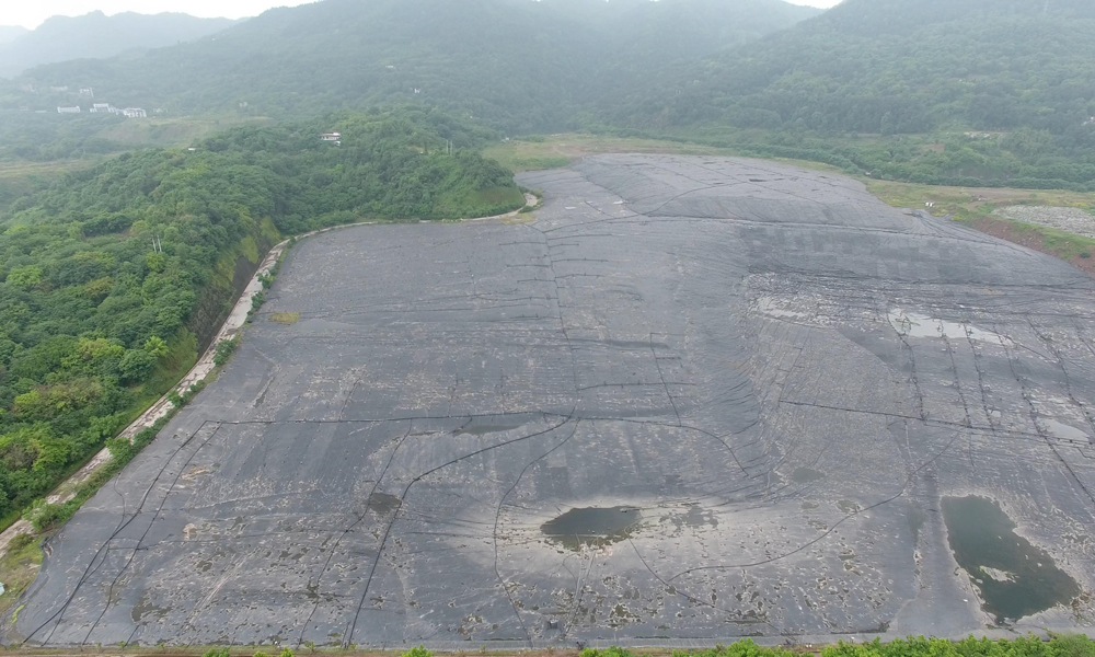 4月26日，由中国铁建所属中铁十七局承建的全国最大垃圾填埋场生态修复工程——长生桥垃圾填埋场生态修复工程正式挂牌成立，与此同时该项目的垃圾填埋区、渗虑液处理区、沼气发电区等相关区域的改建升级工作同步启动。作为重庆市首个生态治理工程，该项目的建设将为卫生填埋场的生态改造，提供理想方案。图为长生桥垃圾填埋场现状。