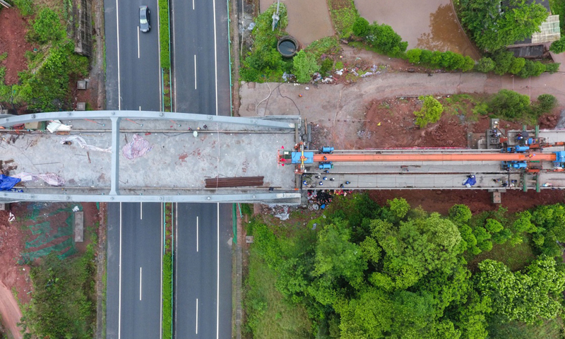 4月24日在四川雅安市境内的川藏铁路成雅段最后一片T梁架设施工现场。（新华社记者 薛玉斌 摄）