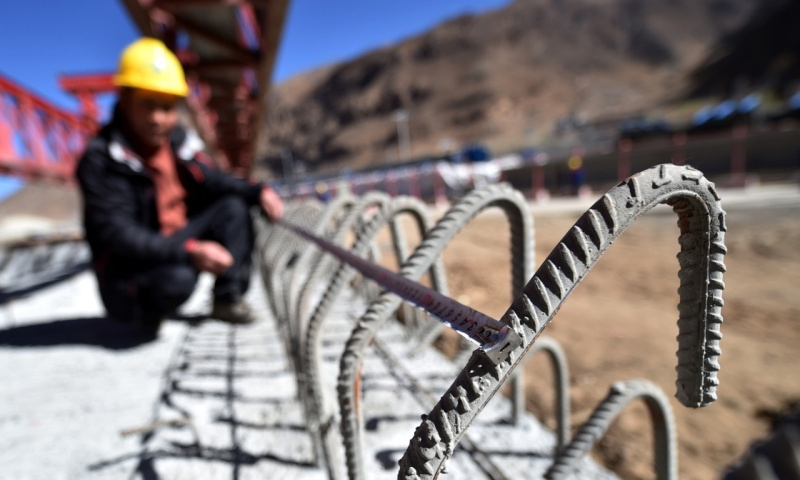 4月22日，工作人员在拉萨至那曲高等级公路昂嘎大桥施工现场测量有关数据。（新华社记者 觉果 摄）