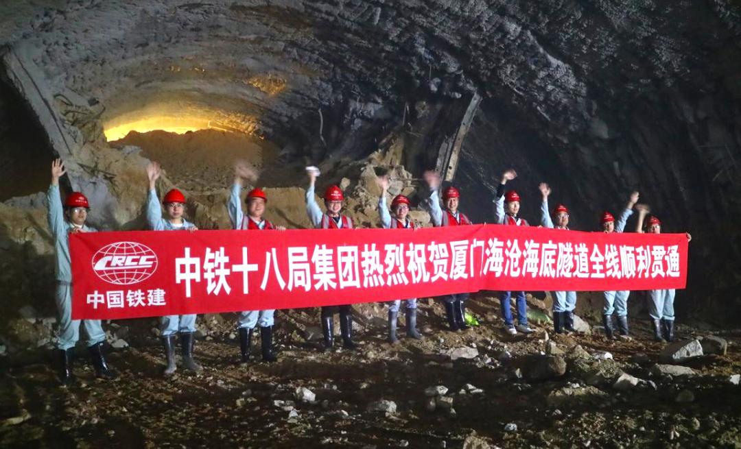 厦门第二西通道（海沧隧道）连接厦门本岛和海沧区，是厦门市“两环八射”快速路网中内环线的重要组成部分，与第二东通道共同构成贯穿厦门岛的东西向大通道。海沧隧道右线的顺利贯顺，为该项目顺利实现2021年上半年通车目标打下了坚实基础，也为厦门市加快岛内外一体化进展，进一步实现“跨岛发展”战略提供了便捷高效的交通支撑。