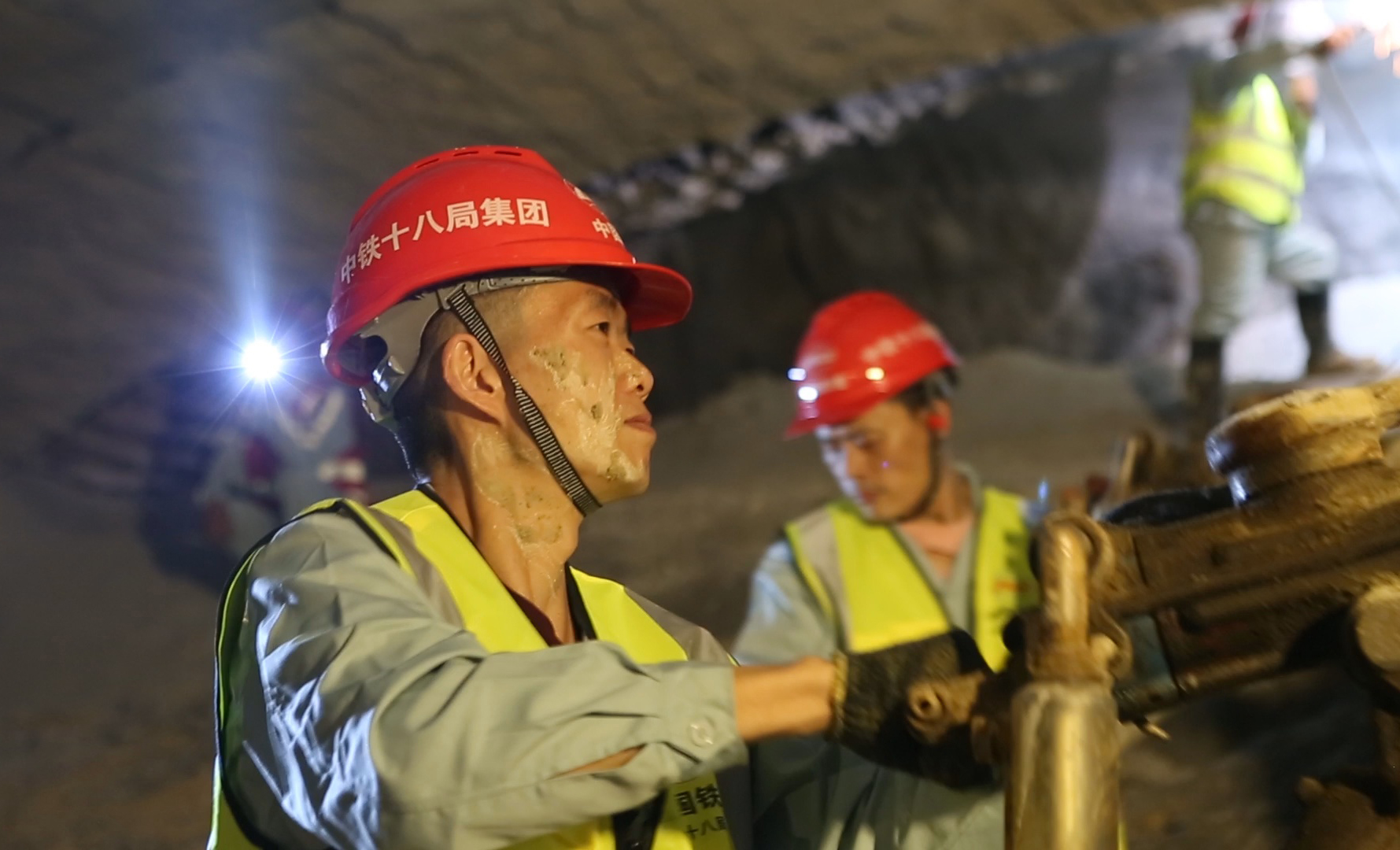 据了解，厦门第二西通道(海沧隧道)起自海沧区马青路，以海底隧道形式穿越厦门西海域，在象屿码头附近进入本岛，以暗挖、明挖的组合形式下穿兴湖路、石鼓山立交主干道，上跨地铁1号线，终于火炬北路与成功大道相交，并与在建的第二东通道相连。该项目线路全长7.1公里，其中隧道长6.3公里，跨海域宽度2.8公里。设计双向6车道，行车速度80公里/小时。