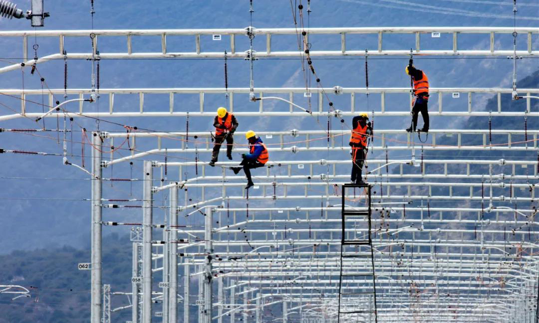 4月1日，中国中铁电气化局承建的国家重点工程、西藏首条电气化铁路——拉(萨)林(芝)铁路全线进入静态验收阶段，线路预计今年6月30日通车。图为中铁电气化局员工对接触网进行精调。