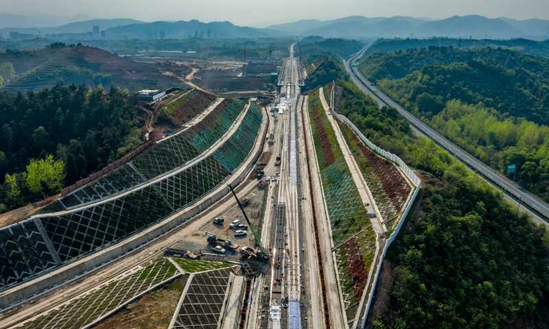 目前，经过中铁十一局等参建单位建设者艰苦奋战，郑万高铁湖北段进入无砟轨道施工冲刺。郑万高铁全长818公里，设计时速350公里，起于郑州南站，经过湖北、重庆，终到万州北站，是我国“八纵八横”高铁网中京昆通道的重要组成部分。图为4月12日在郑万高铁南漳站拍摄的中铁十一局无砟轨道施工现场。（新华社记者 杜华举 摄）