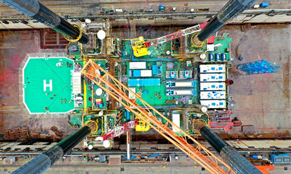 5月25日凌晨， 中国海油所属“渤海7号”钻井平台缓缓驶出船坞靠泊码头。夏至未至，吊机轮转声、车轮碾压声、人潮呼喊声交织在一起，让山东威海船厂的热度远超盛夏——由一艘服役了近40年的钻井平台改造升级而来的EPS“海上工厂”，正在这里紧张地建造。图为拆除完钻台、井架后的“渤海7号”甲板上整整齐齐地摆放着EPS设备。