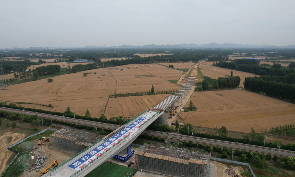 今年年底通车后，各地游客可以驱车从京台高速公路直达微山湖景区，让铁道游击队之乡的红色旅游资源优势得到充分发挥。图为项目现场。