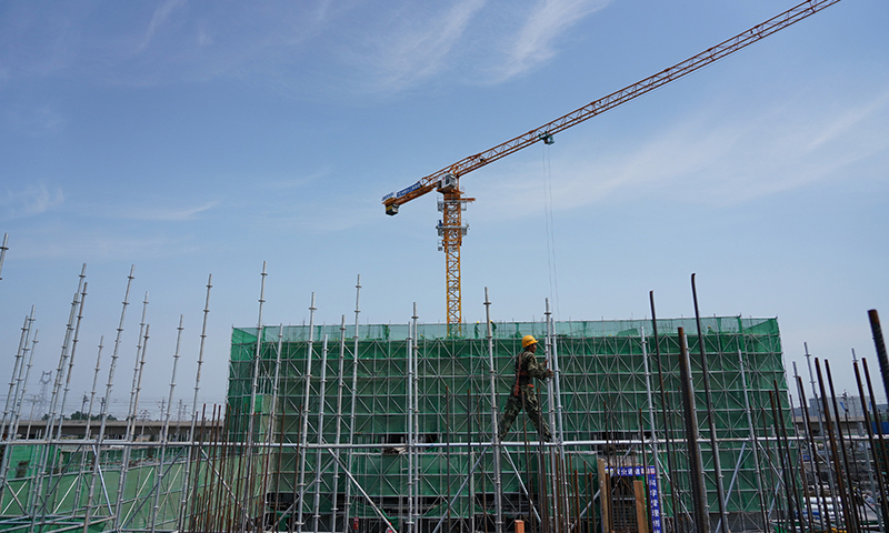 图为7月3日，中铁十二局的工人在雄安新区容西片区建设现场施工。（新华社记者 牟宇 摄）