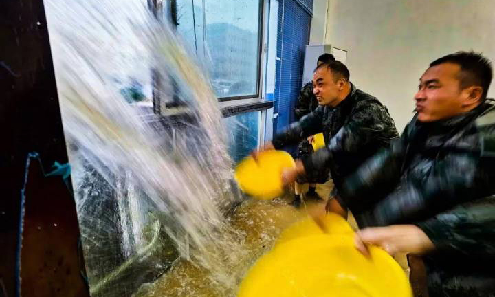 近日，郑州暴雨来势汹汹，面对罕见的特大暴雨，中国联通迅速成立防汛应急抢险工作领导小组，明确职责分工，落实工作责任，积极开展抢险工作。运维人员昼夜不休，全员24小时待命。保障人员和车辆星夜驰援，到达杆路倒断点进行抢修。他们背着光缆，扛上熔接机徒步进入故障区域，冒雨抢修，任凭浑身湿透，在暴风骤雨中誓保通信安全。风雨未停，坚守不止，目前抢险工作仍在继续。