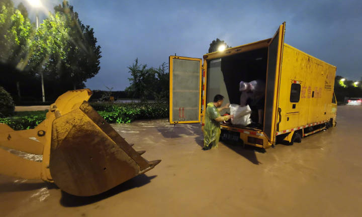 中国联通工作人员冒雨抢修故障，暴风骤雨中誓保通信安全。