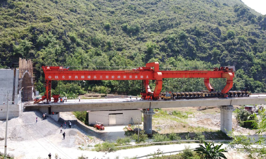 针对都安地区天气炎热，运梁车易出故障的情况，项目部采用了“昼架夜运”的施工方案，在当地气温相对较低的凌晨时分进行运梁作业，在中午前将箱梁运送到指定架梁地点进行铺架，最大程度保障了架梁进度，确保了节点工期的顺利实现。