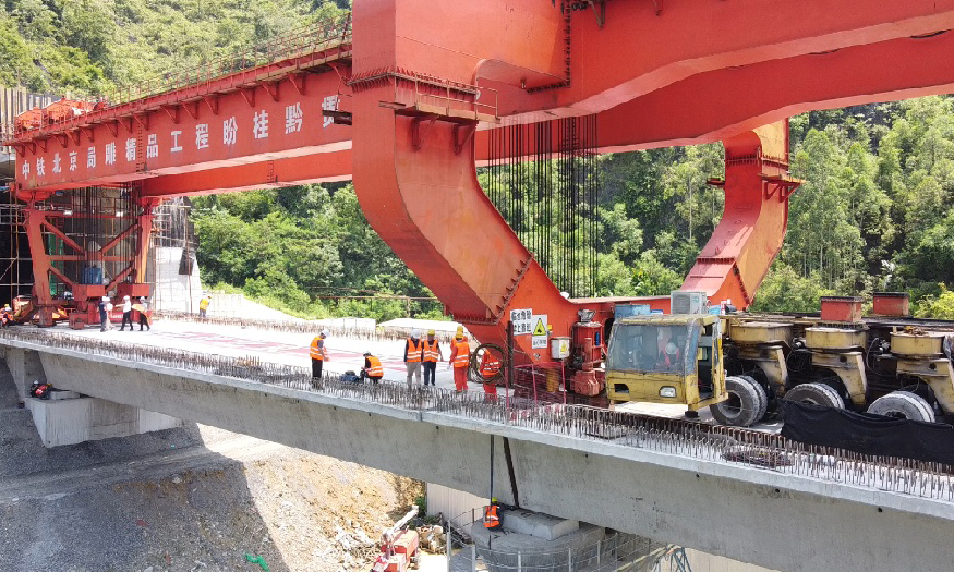 贵南高铁澄江双线特大桥跨越兰海高速公路、澄江国家湿地公园和都安澄江河二级水源保护区，为确保兰海高速公路不受施工影响，大桥在跨越公路部分设计了一座我国目前西南部地区跨度最大的180米拱加劲大跨度连续梁，它一次跨越兰海高速公路，缩短了施工对兰海高速公路运营的影响时间。在集中跨越湿地和水源保护区段内，设计了目前我国体量最大的46榀节段拼装梁，节段拼装梁全长2.58公里，与传统箱梁相比，节段拼装梁施工可以全部在梁面完成，具有明显的环保优势。