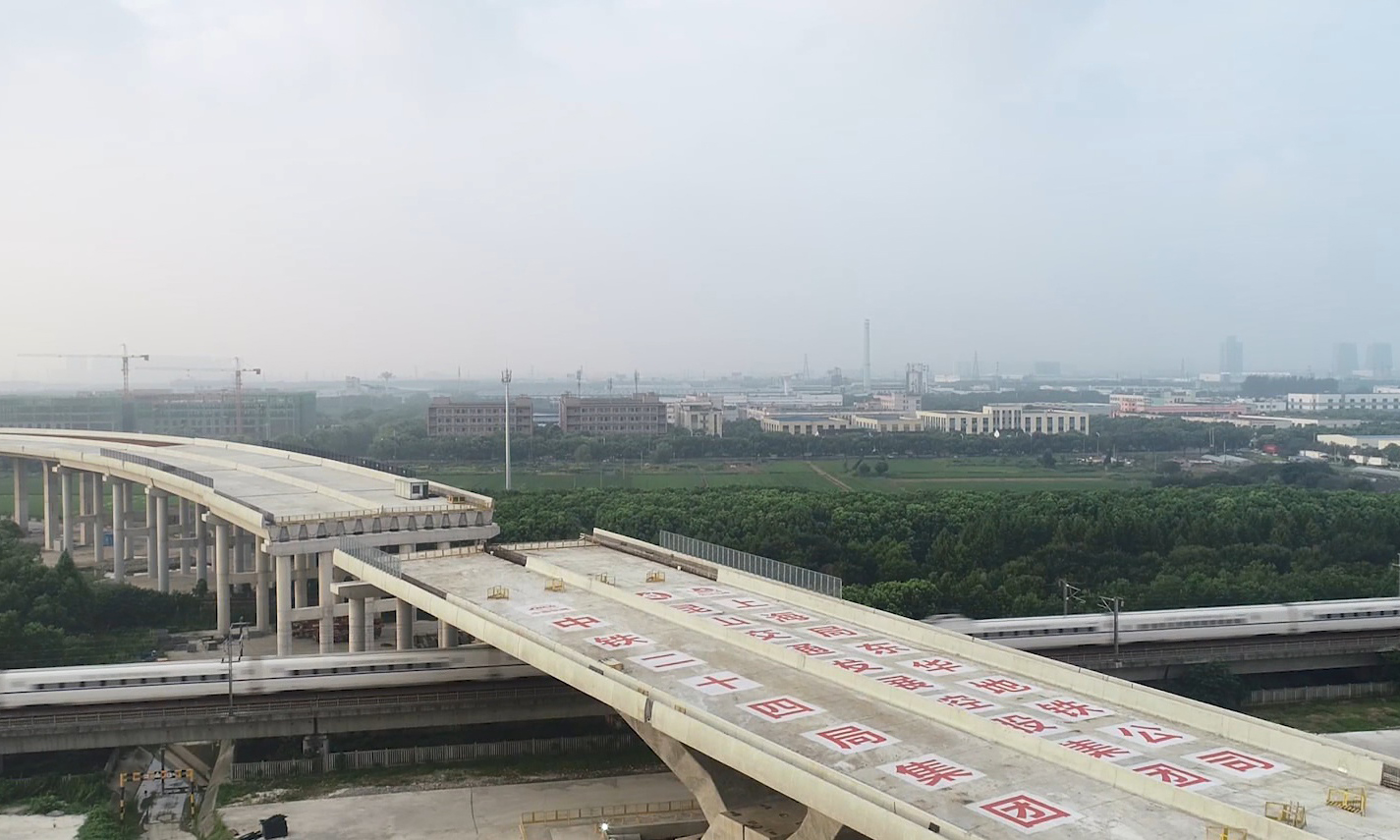 8月10日凌晨4时，随着一座重2.5万吨的V构转体桥顺时针缓缓转动70°，由中铁二十四局集团承建的目前国内最大吨位V构转体桥——昆山312国道上跨沪宁城际V构转体桥成功实现精准对接。