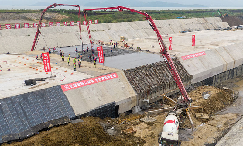 9月5日，国内在建最长湖底隧道——苏锡常南部高速公路太湖隧道南泉段最后一节顶板顺利浇筑完成，标志着太湖隧道南泉段主体工程施工全部完成。图为9月5日拍摄的苏锡常南部高速公路太湖隧道工程南泉段施工现场。（新华社记者 李博 摄）