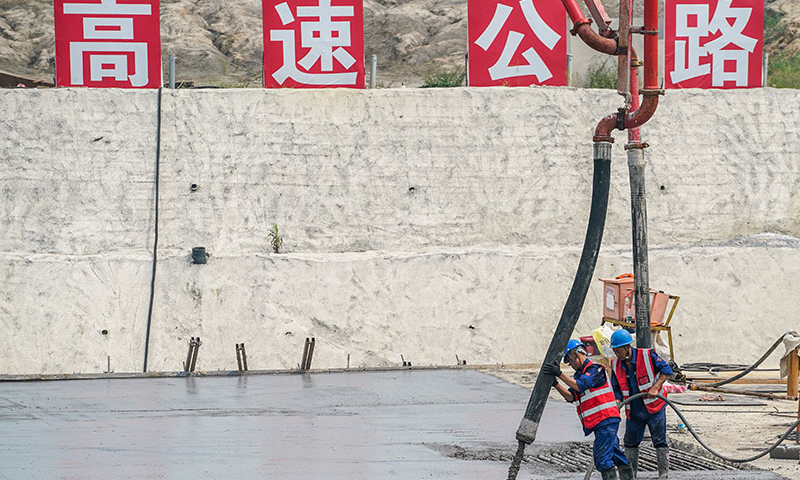 据介绍，苏锡常南部高速公路常州至无锡段项目起自常州市武进区前黄镇，终点在无锡南泉接环太湖高速公路，路线全长43.9公里，其中长10.79公里的太湖隧道是国内在建最长的湖底水下隧道工程。图为9月5日在苏锡常南部高速公路太湖隧道工程南泉段施工现场，中铁四局二公司的施工人员对最后一节顶板进行混凝土浇筑作业。（新华社记者 李博 摄）