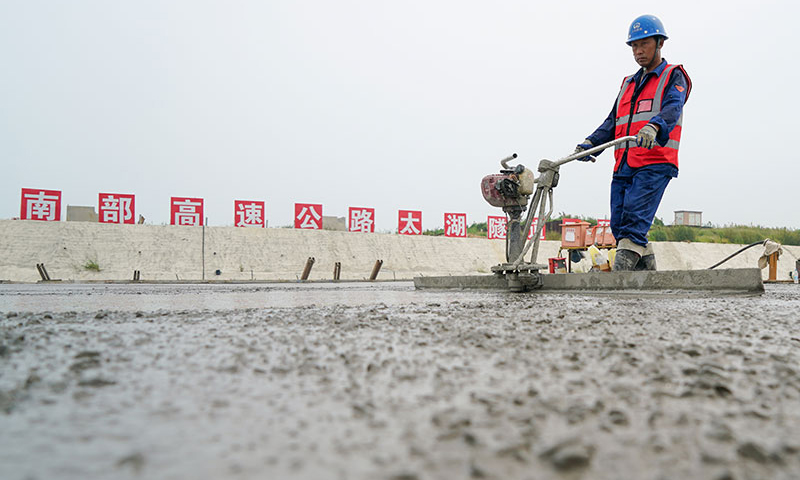 图为9月5日在苏锡常南部高速公路太湖隧道工程南泉段施工现场，中铁四局二公司的施工人员对最后一节顶板进行混凝土整平作业。（新华社记者 李博 摄）