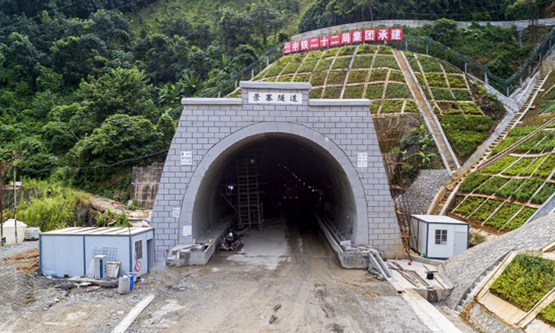 近日，随着景寨隧道最后一块整体道床板浇筑完成，标志着中老铁路全线无砟轨道板施工完成，为后续铺轨贯通和年底通车运营创造了有利条件。