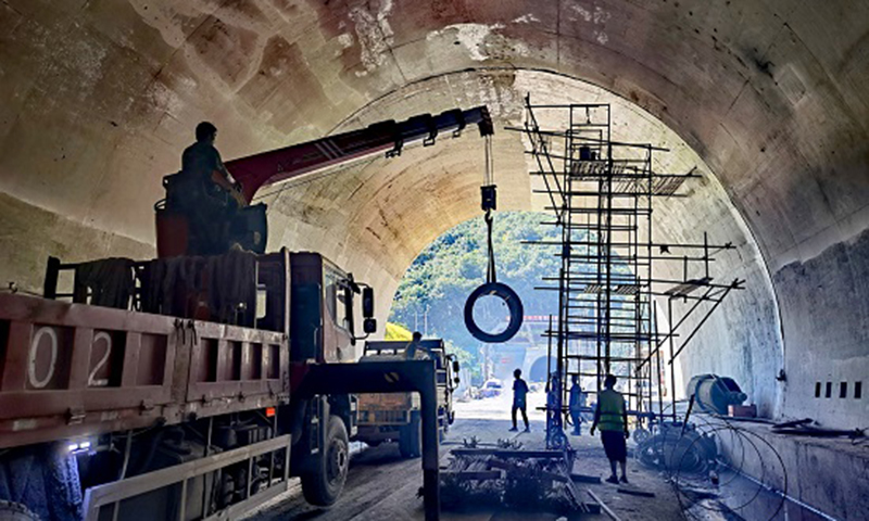 目前，中老铁路路基、桥梁、隧道、四电工程已全部完成，静态验收全面展开，站房装饰装修已接近尾声，正线铺轨已完成97%，剩余20多公里，10月份将全线铺通，进入动态验收和“试跑”。