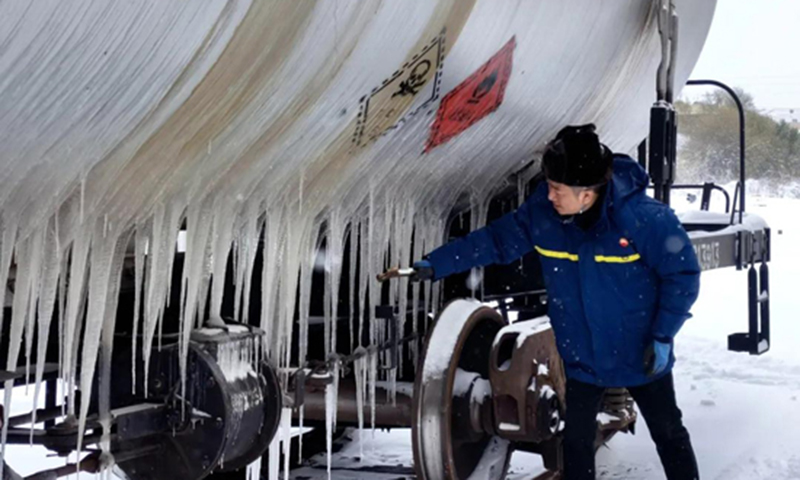 天气寒冷、暴雪已至，就连配送油品的油罐车都已结冰，东北销售锦州分公司计量员，耐心清理油罐车上的冰，锦州分公司协调辽宁运输公司主动配送，油库加大运力组织，延长作业时间，在暴雪来临前，完成对区域内主动配送站的补量，有效保障葫芦岛、锦州、朝阳、阜新等地区油品供应。