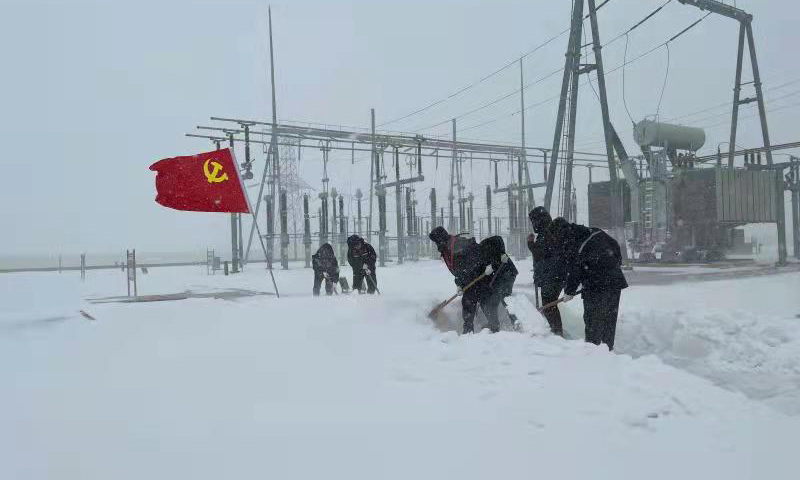 近日，吉林省松原地区遭遇寒潮，气象台持续发布暴雪红色预警信号，国家能源集团国华投资吉林公司乾安风电场组织“党员先锋队”，由党员带头挖通道前往处理故障，吹响“抗寒度冬”冲锋号。图为风电场党员抢修#1SVG无功补偿设备故障。