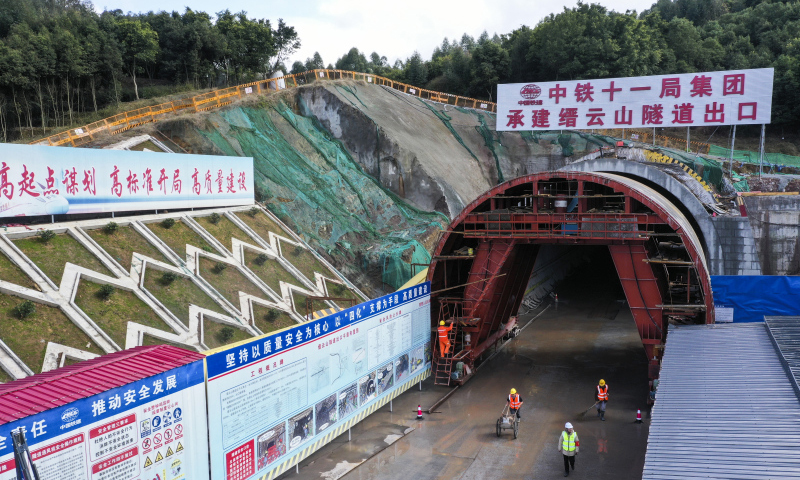 图为2月9日，施工人员在中铁十一局承建的渝昆高铁川渝段缙云山隧道项目作业（无人机照片）。（新华社记者 王全超 摄）