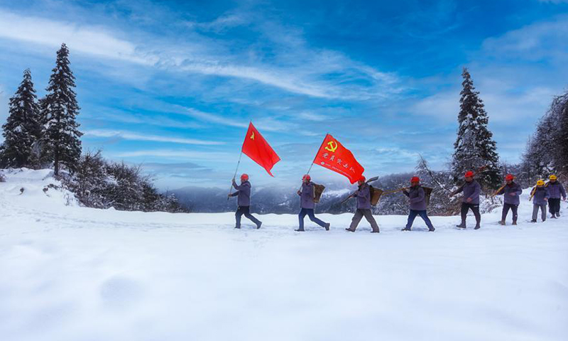 自2月7日起，受持续雨雪低温天气影响，国家能源集团湖北恩施水电建始县管理处42坝一级水电站进站公路被厚厚的积雪掩盖，部分路段冰冻层与积雪层反复堆积，导致倒班车辆无法通行。图为国家能源集团湖北恩施水电建始县管理处党员突击队踩着积雪，向海拔1600多米的一级站走去，开展设备巡检，全力保障能源供应。