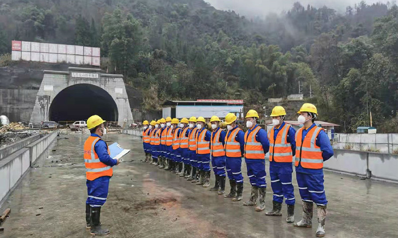 近日，中国铁建所属中铁十八局参建的贵南高铁广西段建设工地3个工点200多名建设者掀起热火朝天的大干热潮，努力实现一季度“开门红”。图为中铁十八局贵南高铁项目部进洞前对工人进行班前教育、体温测量。