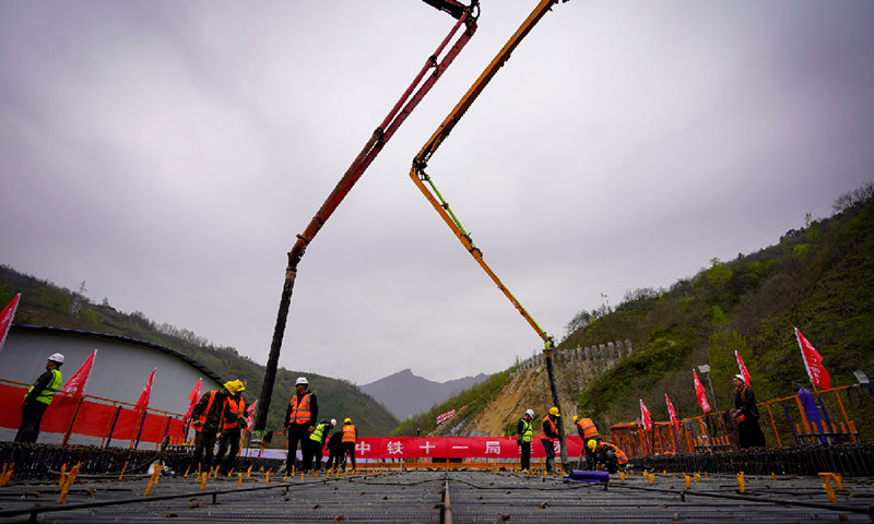 西康高铁是国家中长期铁路网规划“八纵八横”高铁通道中包（银）海通道、京昆通道的重要组成部分。图为工作人员正在浇筑混凝土。