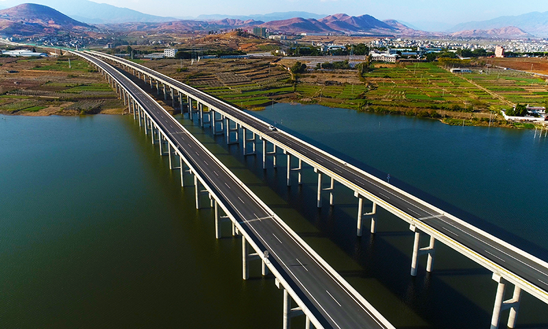 近日，由云南交投集团牵头投资建设的宾（川）南（涧）高速公路宾川至祥云浑水海枢纽立交段37.412公里建成通车。图为杨公菁大桥。该桥桥梁全长1116.08米，桥面净宽11.7米，穿越水库490米，施工难度较大。