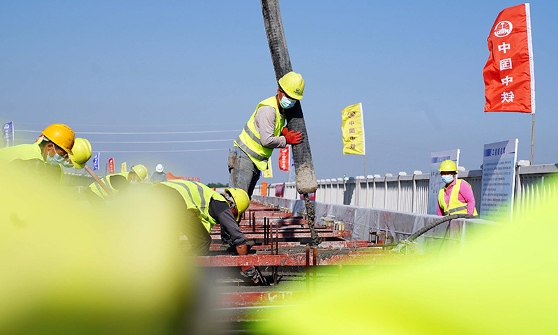 5月21日，在济郑高铁山东长清黄河特大桥施工现场，中铁上海局工作人员进行无砟轨道施工作业。新华社记者 郭绪雷 摄