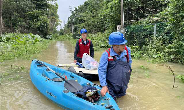 近日，广东经历了近10年最强的“龙舟水”，多地遭遇洪水侵扰，对电网设备造成影响。南方电网广东电网公司在抗洪防汛一线全力抗灾救灾，组织一线人员重点加强防洪排涝设施和地质灾害隐患点的巡查，做好设备设施隐患排查治理与流域安全的联防联控，全力以赴确保人民群众生命财产安全，截至6月23日7时，受暴雨影响的146万用户里，仍有27万户在紧急抢修恢复中，广东电网防风防汛Ⅰ级应急响应持续，清远防风防汛Ⅰ级响应持续，韶关防风防汛Ⅱ级响应持续，累计出动人员23707人次，抢修车辆7749台次，应急发电车95台、应急发电机29台。