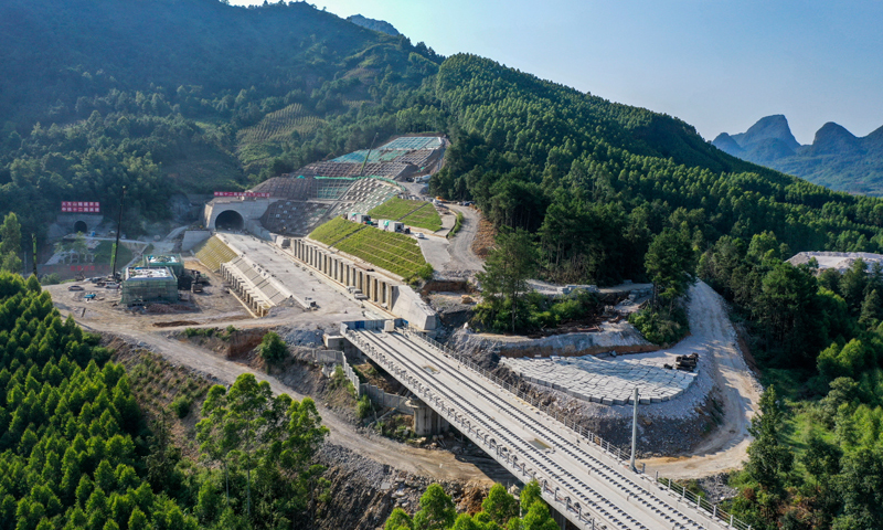 建设中的贵南高铁大方山隧道（8月3日摄，无人机照片）。新华社记者 曹祎铭 摄