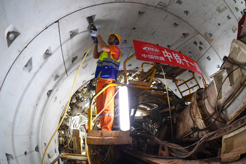 8月2日，中铁十一局施工的广州地铁十号线东湖站至滨江东路站区间盾构机双线安全下穿珠江航道。该区间隧道全长1260余米，下穿珠江航道600米。广州地铁十号线线路呈东北—西南走向，与多条线路形成换乘。图为当日，建设者在广州地铁十号线东湖站至滨江东路站区间安装管片螺栓。新华社记者 刘大伟 摄